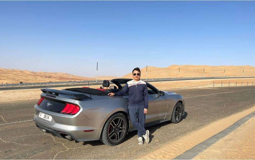 Thi thoảng, nam doanh nhân mới khoe ảnh dùng xe sang đi chơi, du lịch.