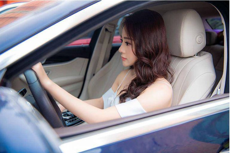 Không chỉ vậy, Phương Oanh cũng tự tậu xe hơi từ cách đây vài năm để thuận lợi cho công việc. Xế hộp của người đẹp có giá khoảng 3 tỷ đồng.