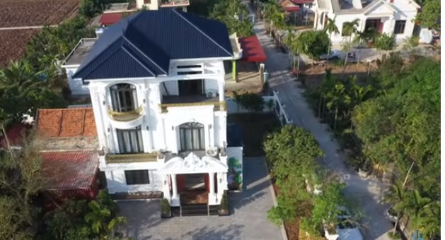 Mới đây, kênh YouTube NhaF giới thiệu căn biệt thự là món quà mà người con Nam Định dành tặng cho bố với rất nhiều tâm tư, tình cảm.