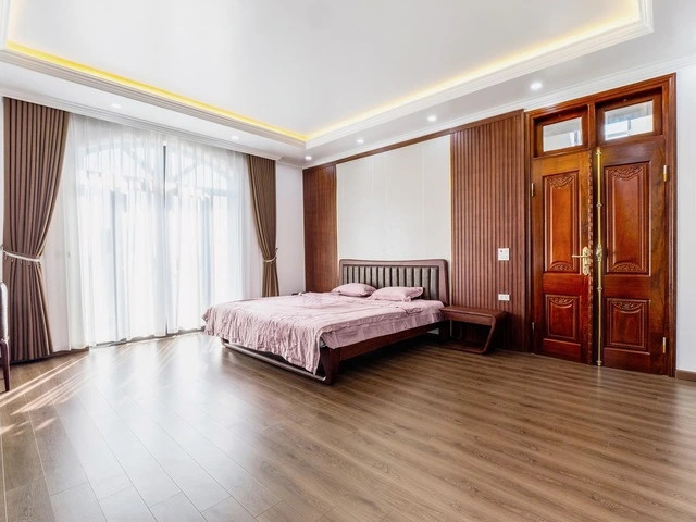 Tầng 2 là không gian dành cho gia đình nghỉ ngơi gồm 3 phòng ngủ. Phòng ngủ master được lát sàn thạch anh.