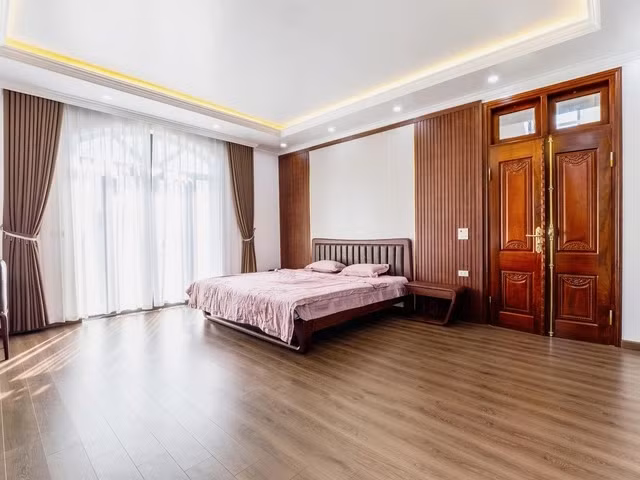 Tầng 2 là không gian dành cho gia đình nghỉ ngơi gồm 3 phòng ngủ. Phòng ngủ master được lát sàn thạch anh.