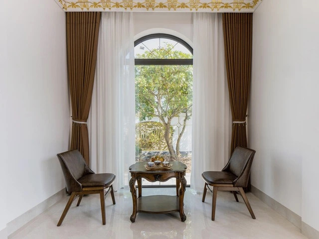 Khu vực bàn trà có view đẹp như trong tranh.