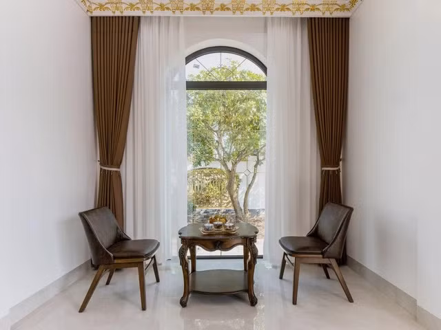 Khu vực bàn trà có view đẹp như trong tranh.