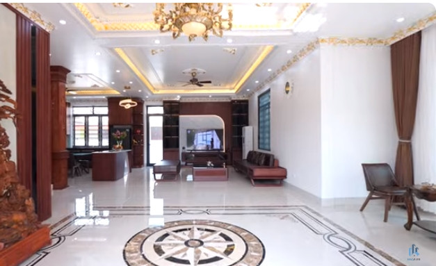 Bước vào bên trong nhà không gian rộng rãi và sang trọng.