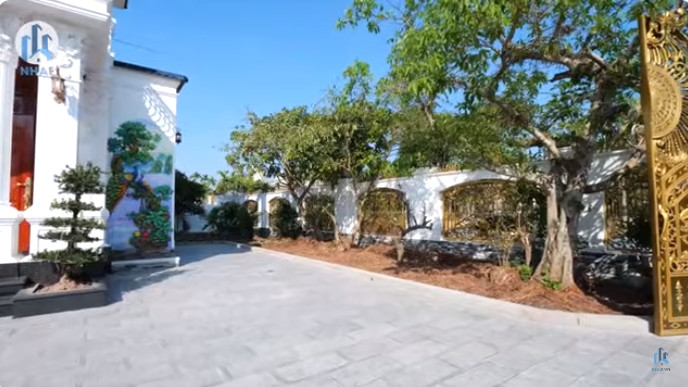 Xung quanh nhà có dành diện tích để trồng cây ăn quả, làm vườn.