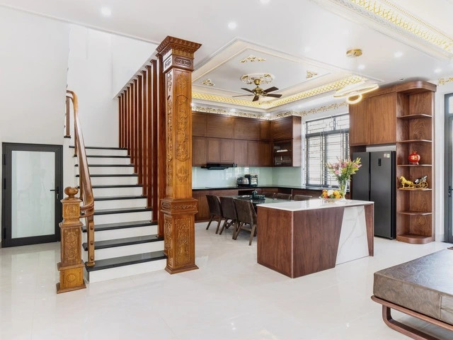  Nội thất phòng bếp bằng gỗ cao cấp tối màu, thiết kế tối giản.