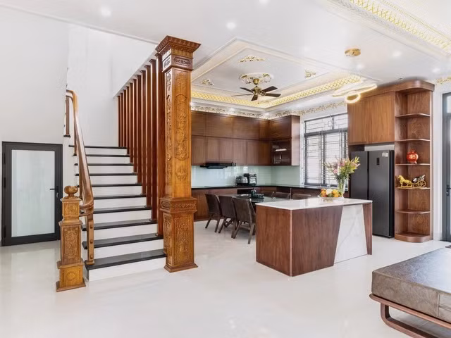  Nội thất phòng bếp bằng gỗ cao cấp tối màu, thiết kế tối giản.