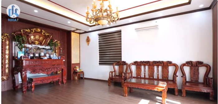 Trên tầng 2 là không gian thờ cúng.