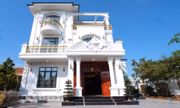 Căn biệt thự có diện tích 350m2, có khoảng sân rất rộng.