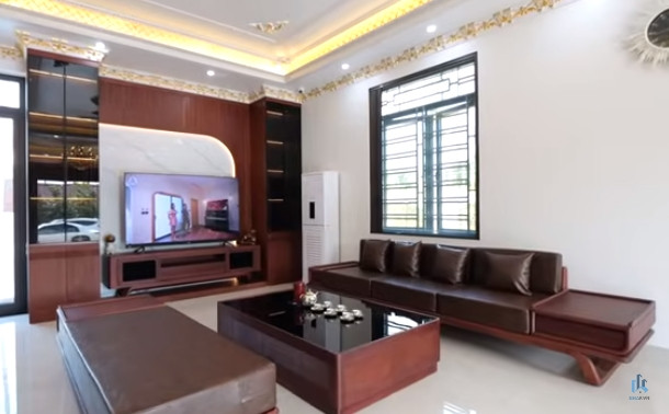 Phòng khách sử dụng tông màu gỗ tạo cảm giác ấm cúng.