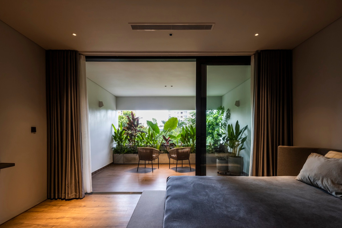 Phòng ngủ thoáng đãng, có không gian để ngắm cây xanh. Nguồn ảnh: Hiroyuki Oki