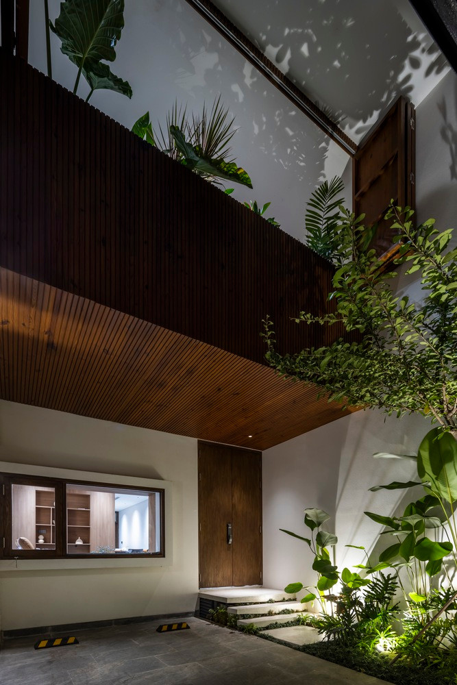 Ngoài ra, ngôi nhà được hưởng lợi từ luồng không khí ổn định quanh năm, khi những làn gió mát tràn vào bên trong từ nhiều góc độ, uốn khúc qua các khu vực khác nhau trước khi tiêu tan qua mái nhà và những cánh cửa mở ở mặt tiền.