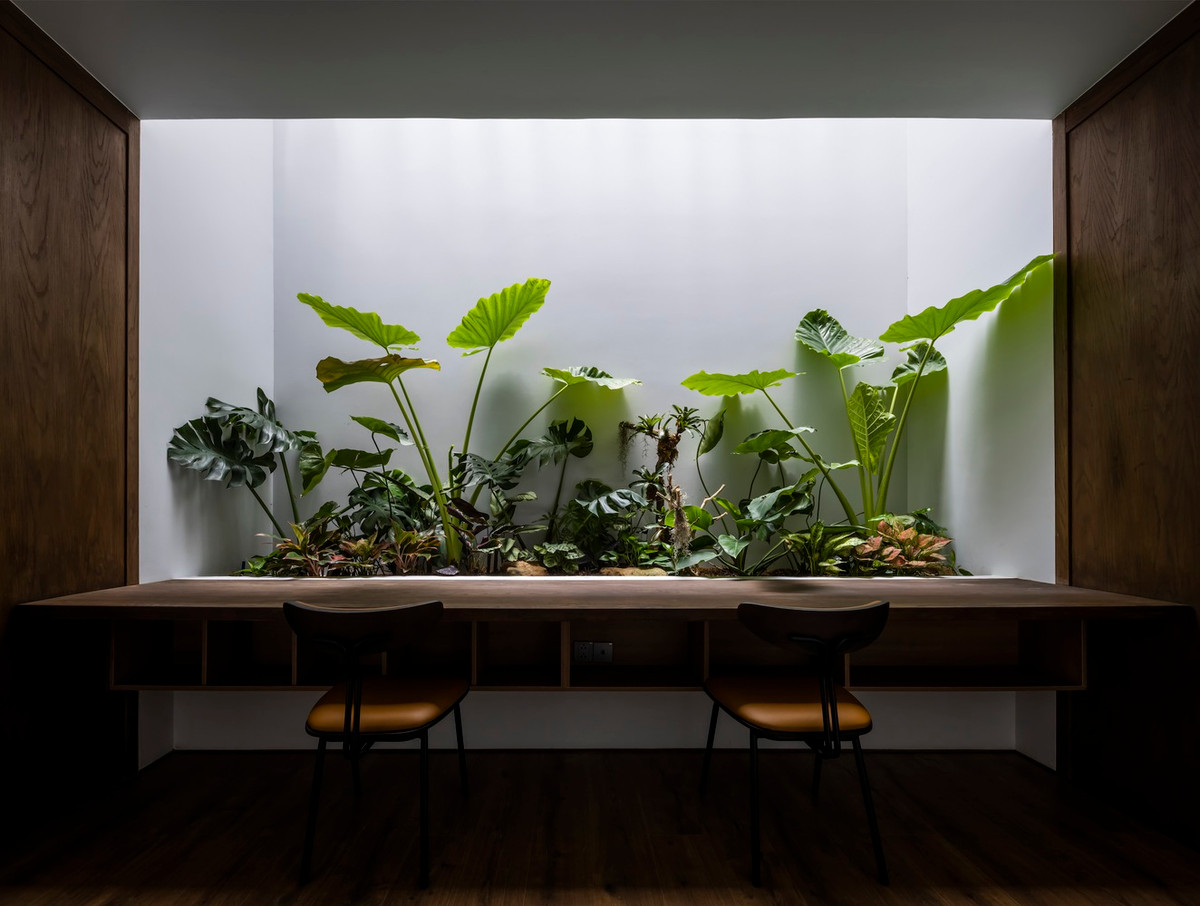 Thiết kế này giúp giảm thiểu tác động bất lợi của ánh nắng mặt trời và bức xạ mặt trời gay gắt lên các khu vực nội thất, đặc biệt là trong mùa hè ở TP HCM.