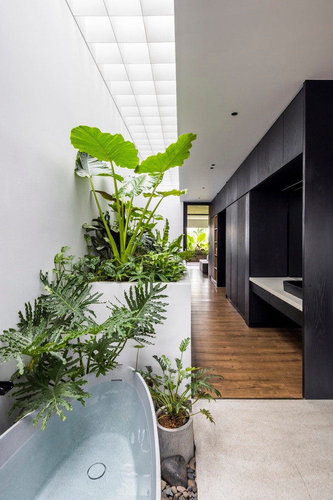 Mục tiêu chính khi thiết kế ngôi nhà là thích ứng với điều kiện khí hậu nóng ẩm và phù hợp với kiểu kiến trúc vừa dài, vừa mỏng điển hình của nhà ở thành thị.