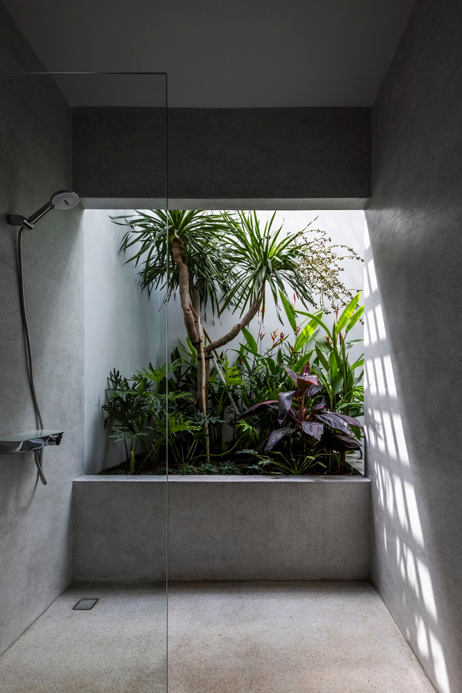 Xen kẽ với các khu vực chức năng là những mảng xanh xuất hiện khắp mọi nơi, từ sân trước, ban công, trong hành lang, cho đến nơi làm việc...