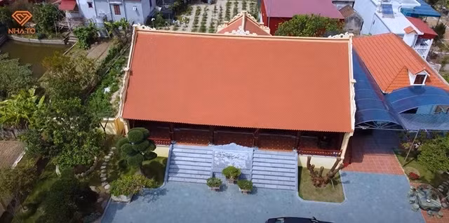 Nổi bật trên không gian sân vườn là căn nhà gỗ 5 gian sừng sững.