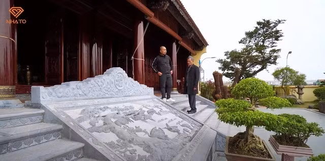 Toàn bộ ngôi nhà được làm từ gỗ, với những cột trụ đường kính lớn đến gần nửa mét.