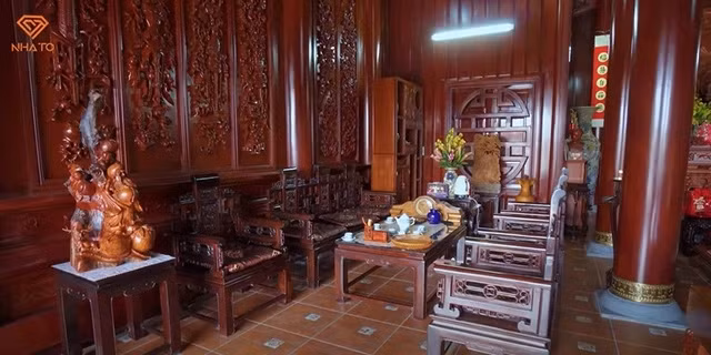 Bộ bàn ghế mang dáng vẻ quen thuộc trong các nhà giàu thời trước. Nguồn ảnh: Chụp màn hình NhaTo