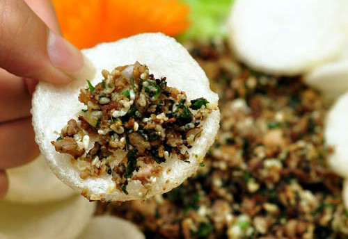 Trứng kiến có thể chế biến thành nhiều món như nấu xôi, cuốn lá lốt, làm bánh, ngâm rượu. Ảnh: Vietnamnet