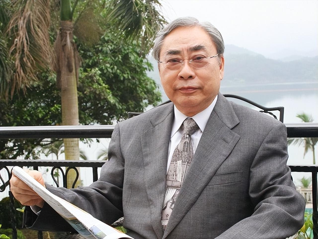 Chân dung tỷ phú lao đao tìm người kế thừa gia sản 32.000 tỷ - Hình 3 Chan dung ty phu lao dao tim nguoi ke thua gia san 32.000 ty-Hinh-3