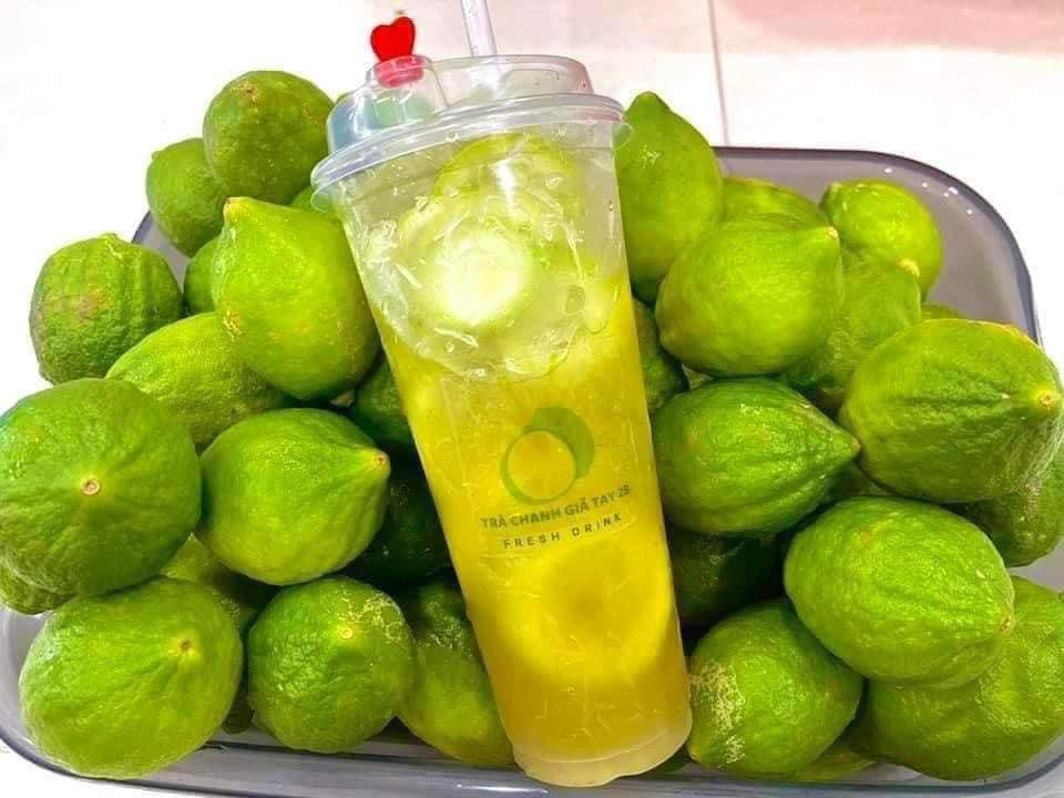 Loại trái cây này nổi "rần rần" vì độ thơm ngon. Đặc biệt, chanh tươi Quảng Đông là nguyên liệu chính để làm nên món trà chanh giã tay - đồ uống “hot trend”, được đông đảo các bạn trẻ săn lùng. Ảnh: Facebook