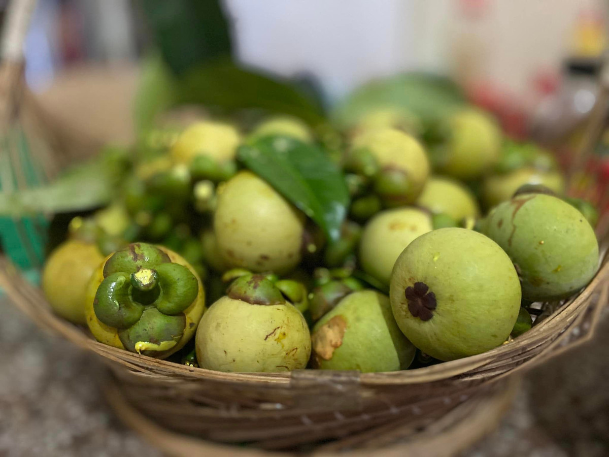 Theo đó, dân buôn tới tấp lùng mua, rao bán măng cụt xanh trên các trang mạng xã hội. Ảnh: Facebook