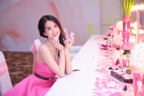 Không chỉ hoạt động nghệ thuật, Ngọc Trinh còn lấn sân sang kinh doanh. Cô đầu tư mở spa, cửa hàng thời trang... và có nguồn thu nhập không nhỏ. Ảnh: FBNV