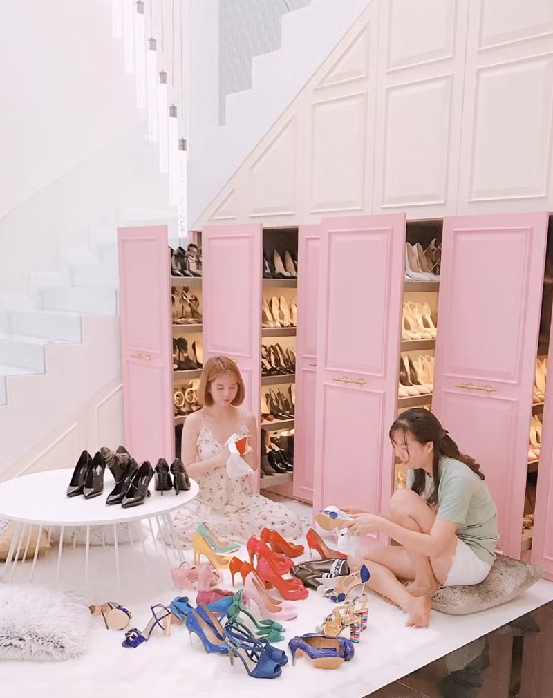 Ngọc Trinh còn có niềm đam mê với đồ hiệu. Cô thường xuyên thực hiện các clip "đập hộp" những món đồ như túi xách, mắt kính, giày… có giá trị từ vài chục triệu đến vài trăm triệu đồng. Ảnh: FBNV