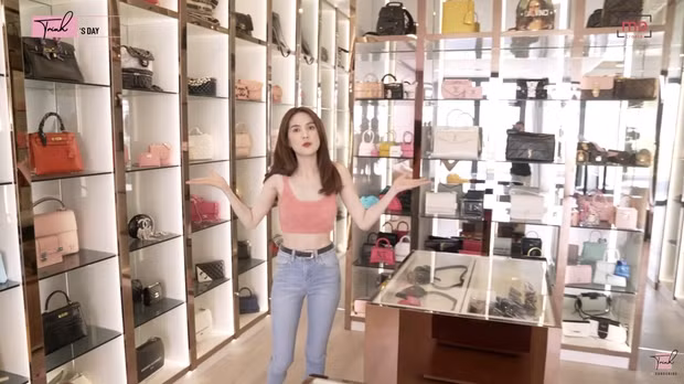 Không gian trưng bày bộ sưu tập hàng hiệu đắt đỏ của Ngọc Trinh khiến khán giả trầm trồ. Ảnh: chụp màn hình