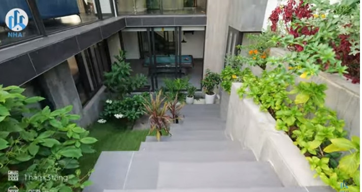 Diện tích xây dựng sàn trong ngôi nhà gần 250m2, gồm 1 tầng hầm, 3 tầng nổi và 7 phòng ngủ.