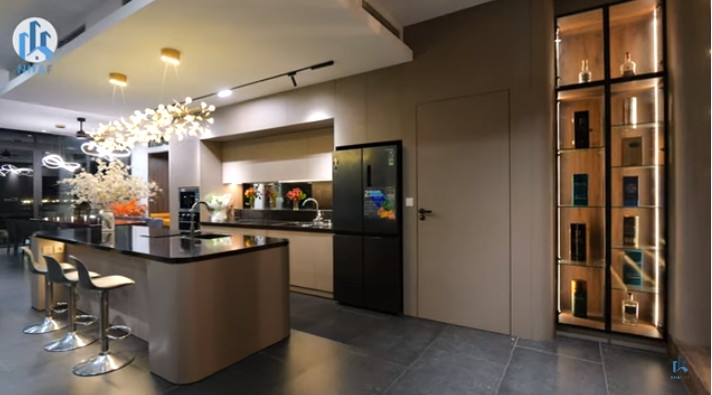 Khu bếp hiện đại với gam màu trầm chủ đạo.