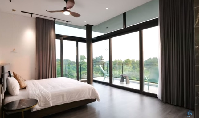 Phòng ngủ master trên tầng 2 có view sân golf.