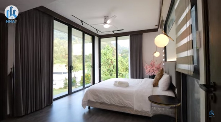 Phòng ngủ hiện đại với tầm view tuyệt đẹp.