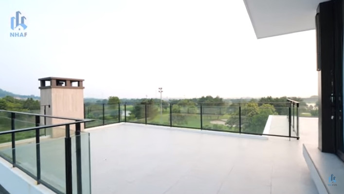 Ngoài phòng ngủ, tầng 3 còn có khoảng sân rộng, tầm nhìn 360 độ tuyệt đẹp. Nguồn ảnh: chụp màn hình NhaF