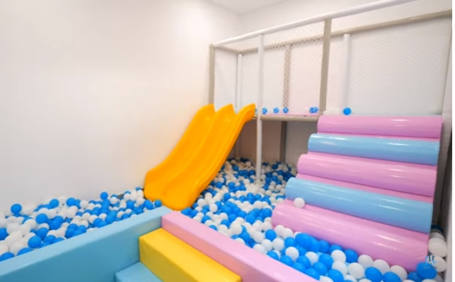 Thậm chí, tầng hầm có hẳn một phòng vui chơi cho trẻ nhỏ dưới tầng hầm.