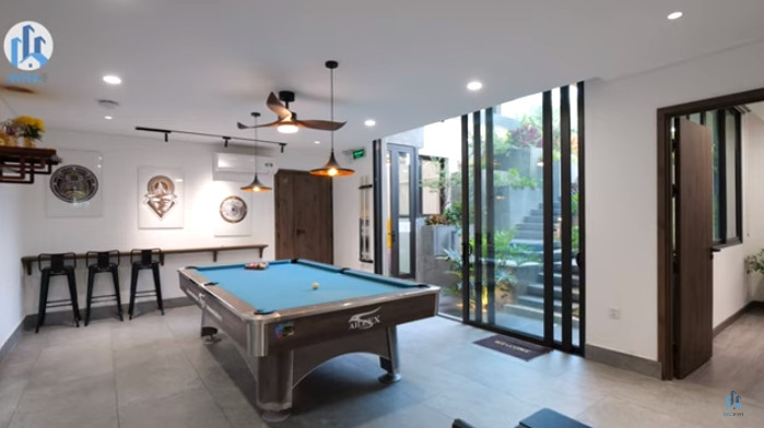 Tầng hầm là tổ hợp giải trí với bàn bi-a, bàn bi lắc, phòng karaoke...