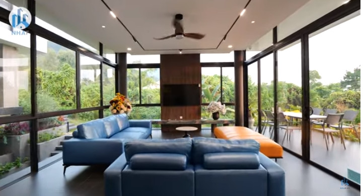 Là biệt thự nghỉ dưỡng nên toàn bộ hệ cửa kính đều có thể trượt sang ngang để không gian trong và ngoài kết nối với nhau.