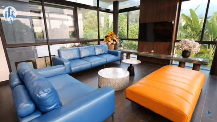 Phòng khách nổi bật với sofa vàng - xanh bắt mắt.