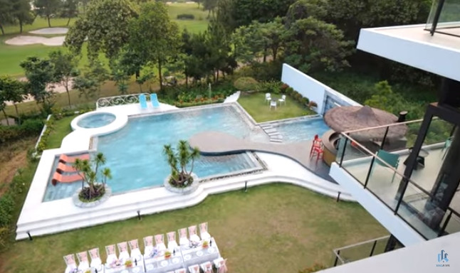 Phía ngoài căn biệt thự còn có hồ bơi rộng hơn 200 mét vuông.