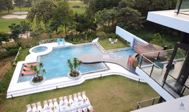 Phía ngoài căn biệt thự còn có hồ bơi rộng hơn 200 mét vuông.