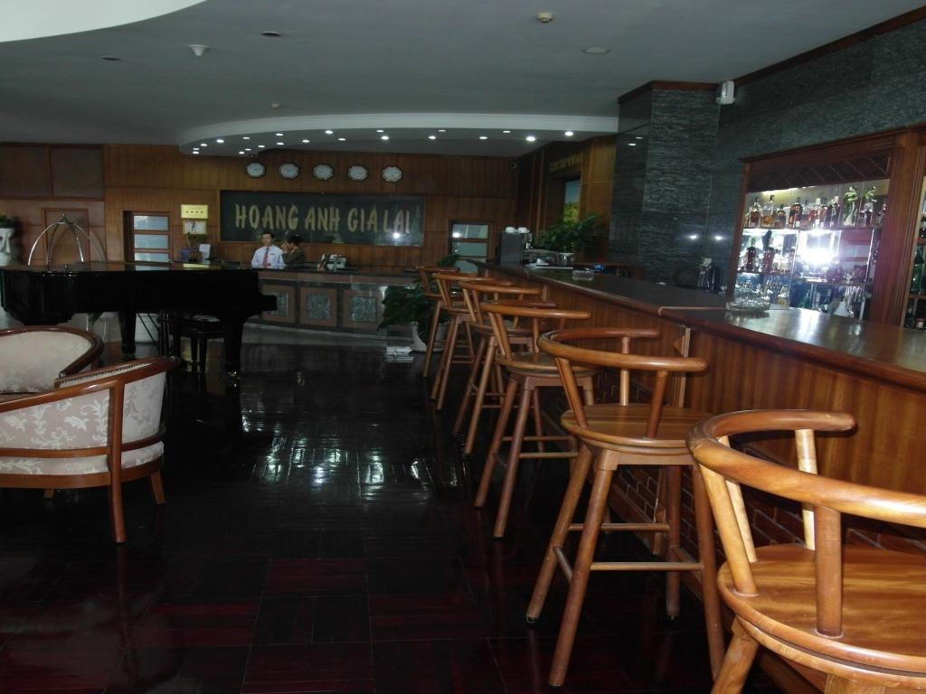 Trong khách sạn còn có quầy bar. Ảnh: Angoda