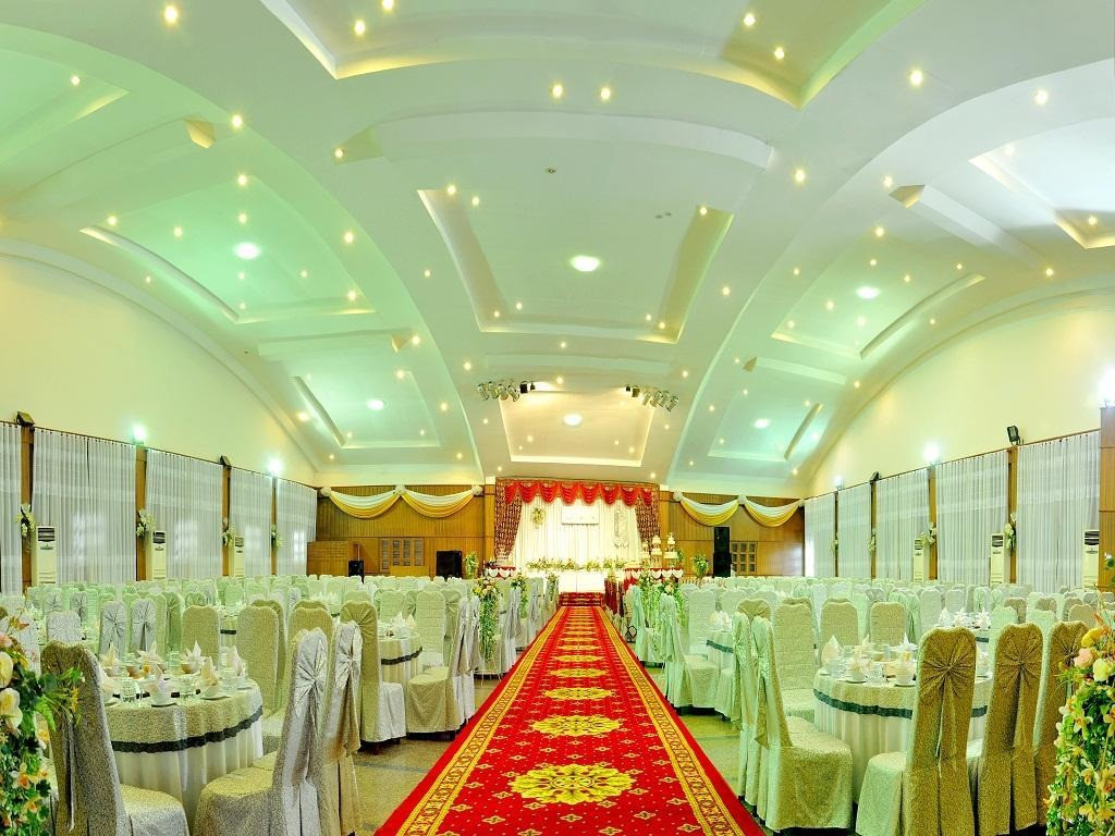 Phòng tiệc rộng lớn được trang trí lộng lẫy. Ảnh: Angoda