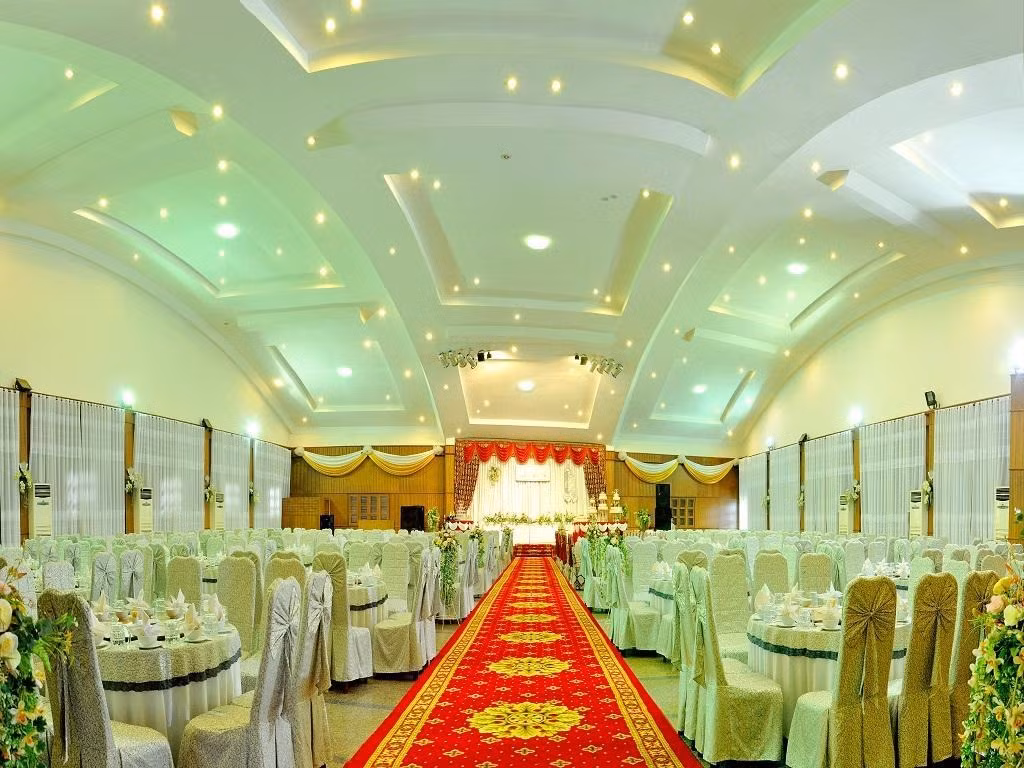 Phòng tiệc rộng lớn được trang trí lộng lẫy. Ảnh: Angoda