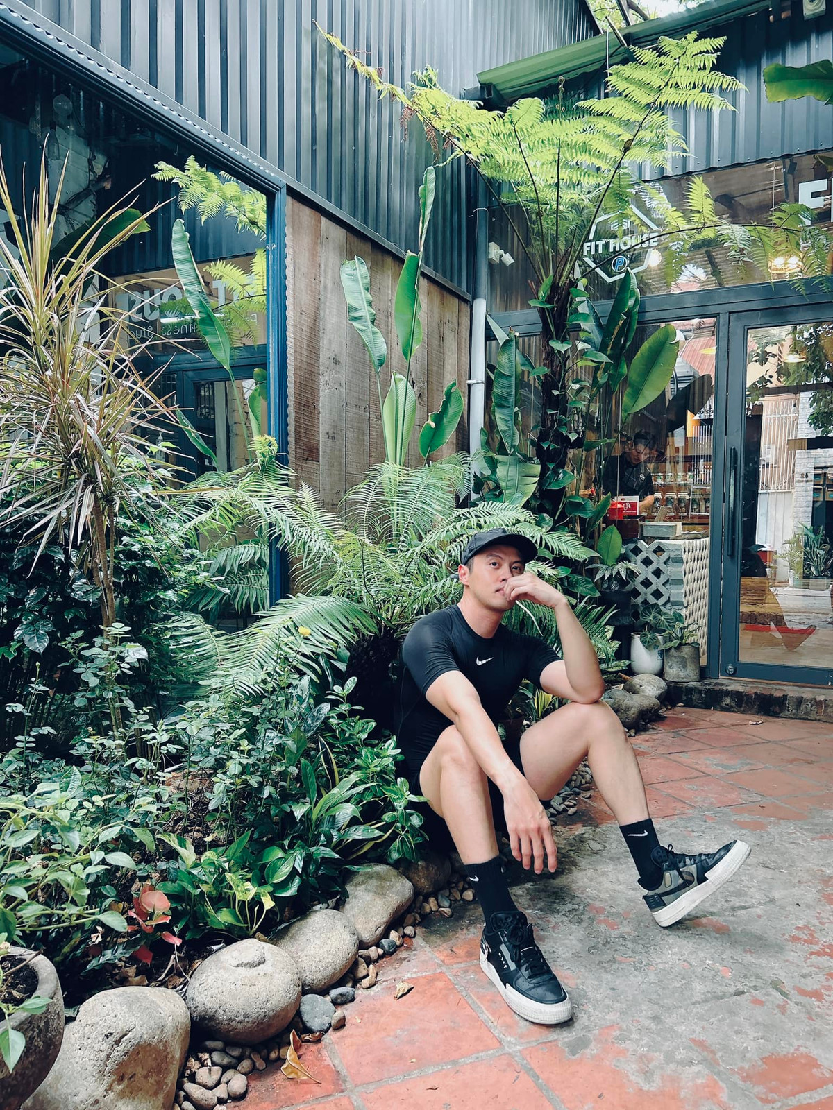 Ba của Shark Khoa phải lấy cục gạch chặn bên trên để gió không thổi bay mất.