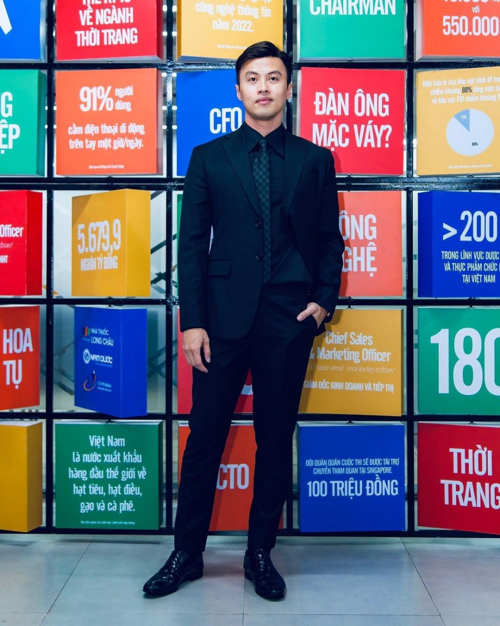 Dù khó khăn nhưng cha mẹ vẫn tiết kiệm tiền cho Khoa đi học. Từ khi còn nhỏ, Khoa đã được cha hướng dẫn về kinh doanh và bán hàng.