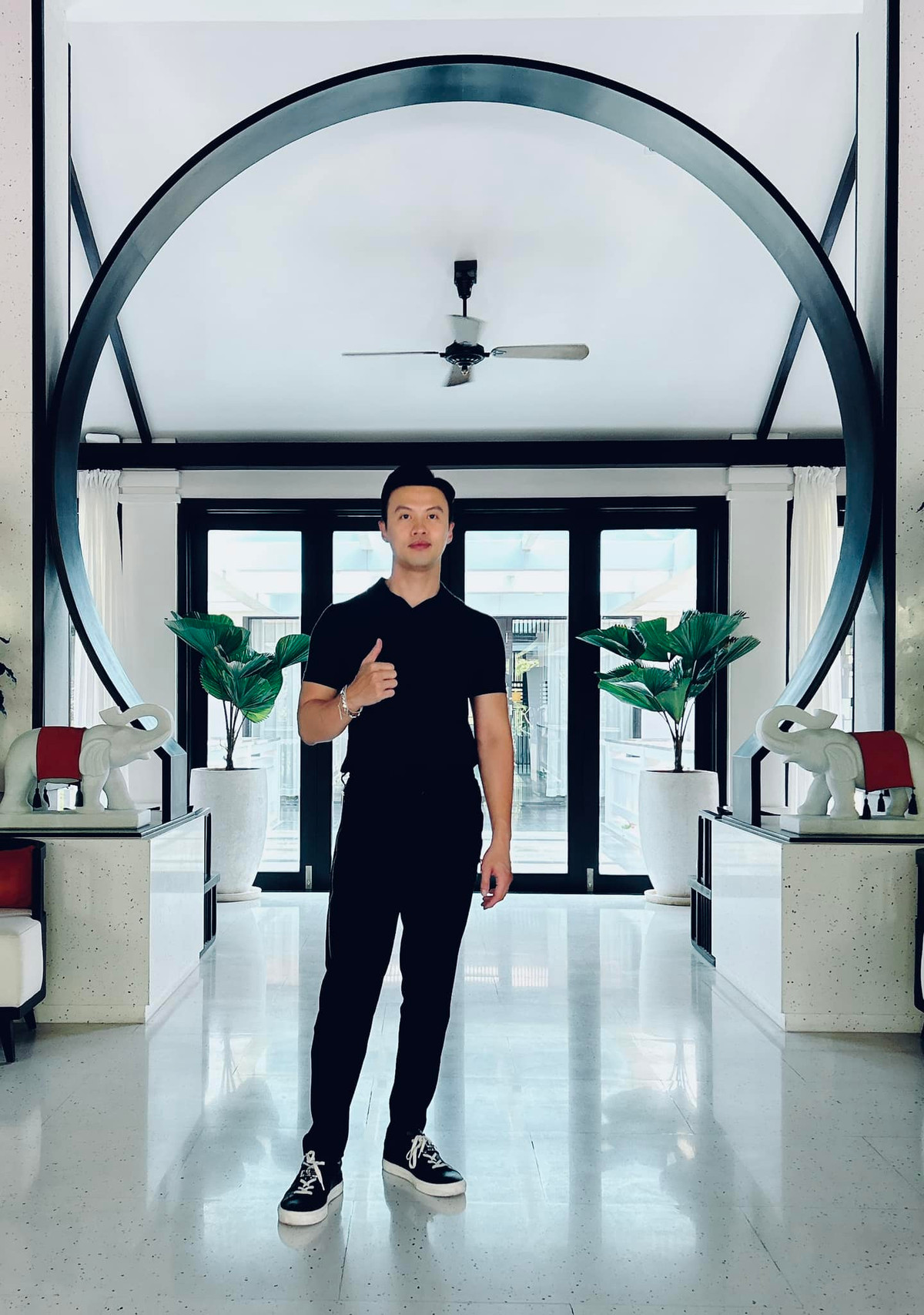 Anh là người sáng lập Khu Du Lịch Sinh Thái The Bamboo, đồng sáng lập chuỗi cửa hàng 38 Flower Market Tea House, chủ sở hữu của Landscape Company... Nguồn ảnh: FBNV