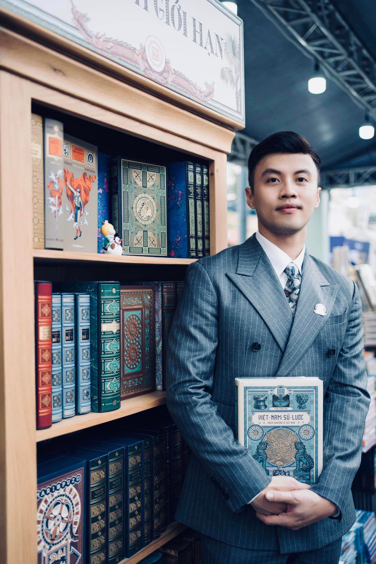 Sau một thời gian dài gặp khó khăn, Khoa leo lên vị trí Giám đốc điều hành.