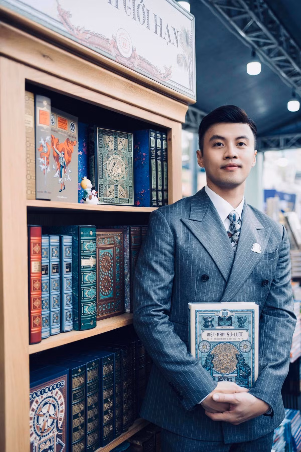 Sau một thời gian dài gặp khó khăn, Khoa leo lên vị trí Giám đốc điều hành.