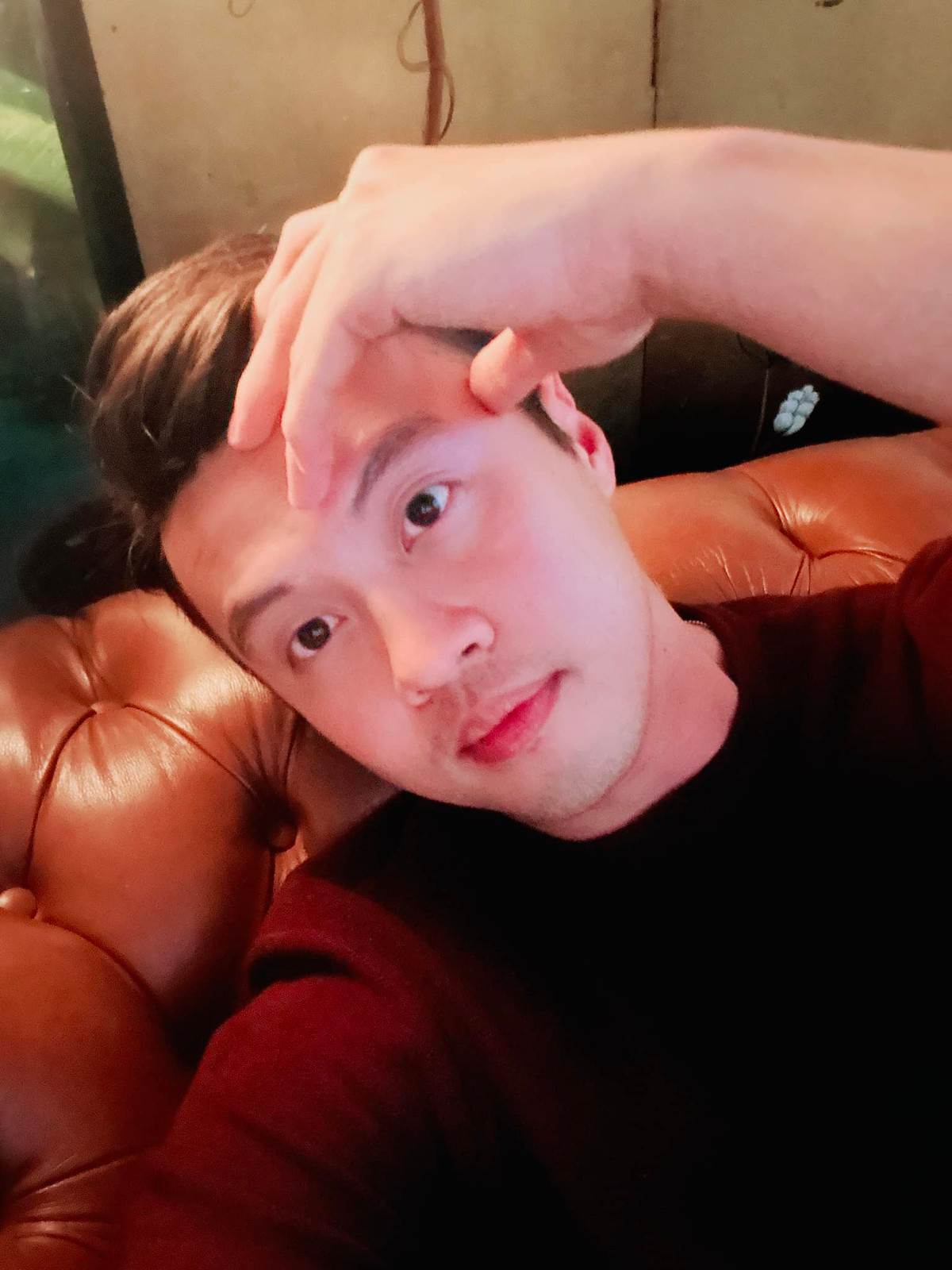 Xuất hiện trong chương trình Wetalk cách đây vài năm, Lê Đăng Khoa cho biết anh sinh ra trong một gia đình nghèo, nghèo tới mức nhà cấp 4 không có lợp mái tôn, mà lợp giấy dầu màu đen.