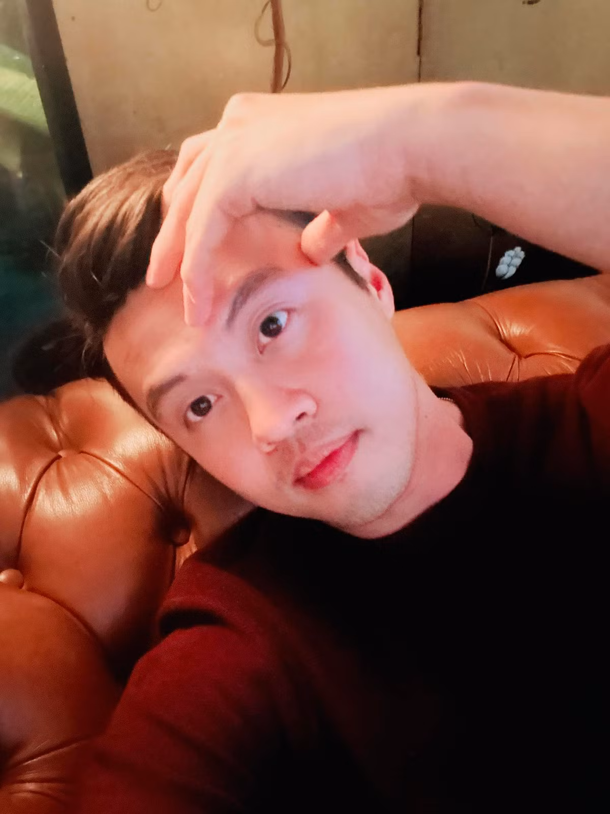 Xuất hiện trong chương trình Wetalk cách đây vài năm, Lê Đăng Khoa cho biết anh sinh ra trong một gia đình nghèo, nghèo tới mức nhà cấp 4 không có lợp mái tôn, mà lợp giấy dầu màu đen.